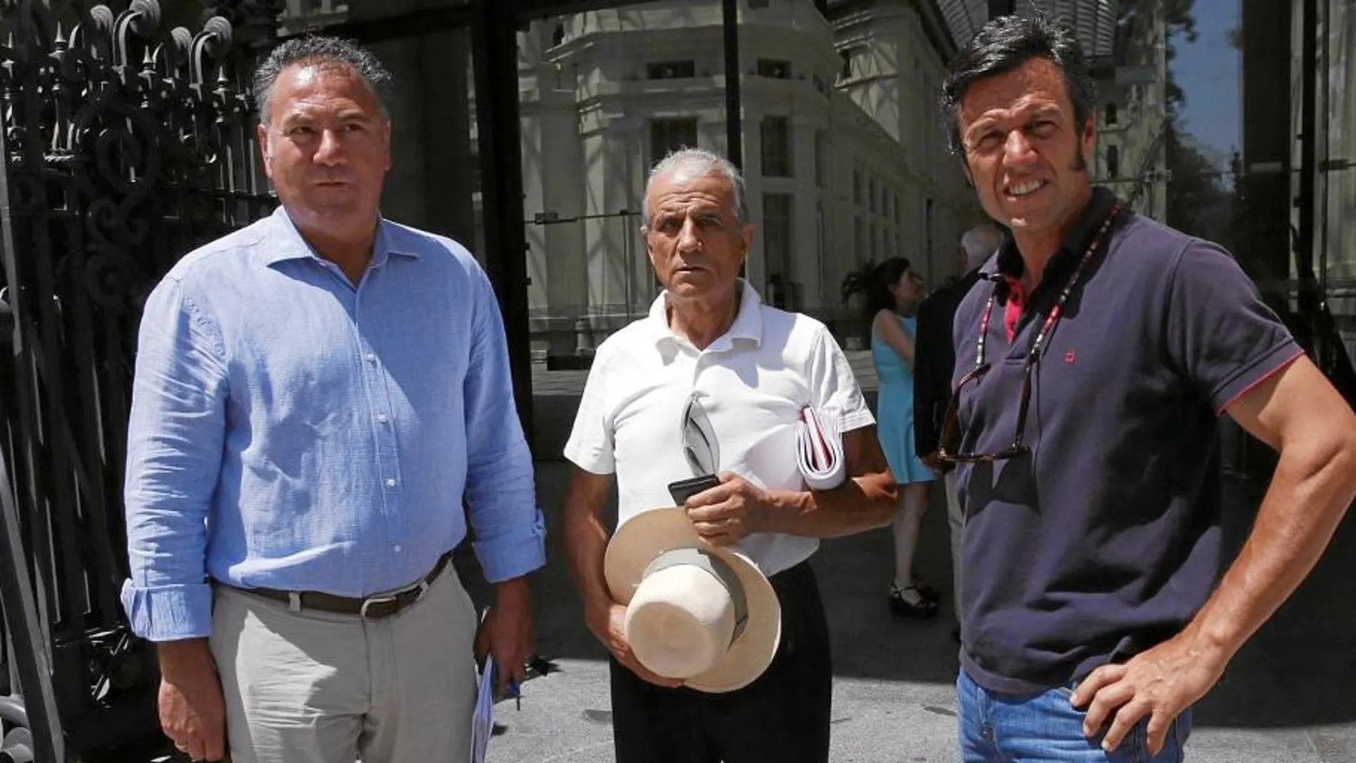 Los directores de la escuela taurina Marcial Lalanda, a su entrada ayer a la reunión con la edil de Cultura