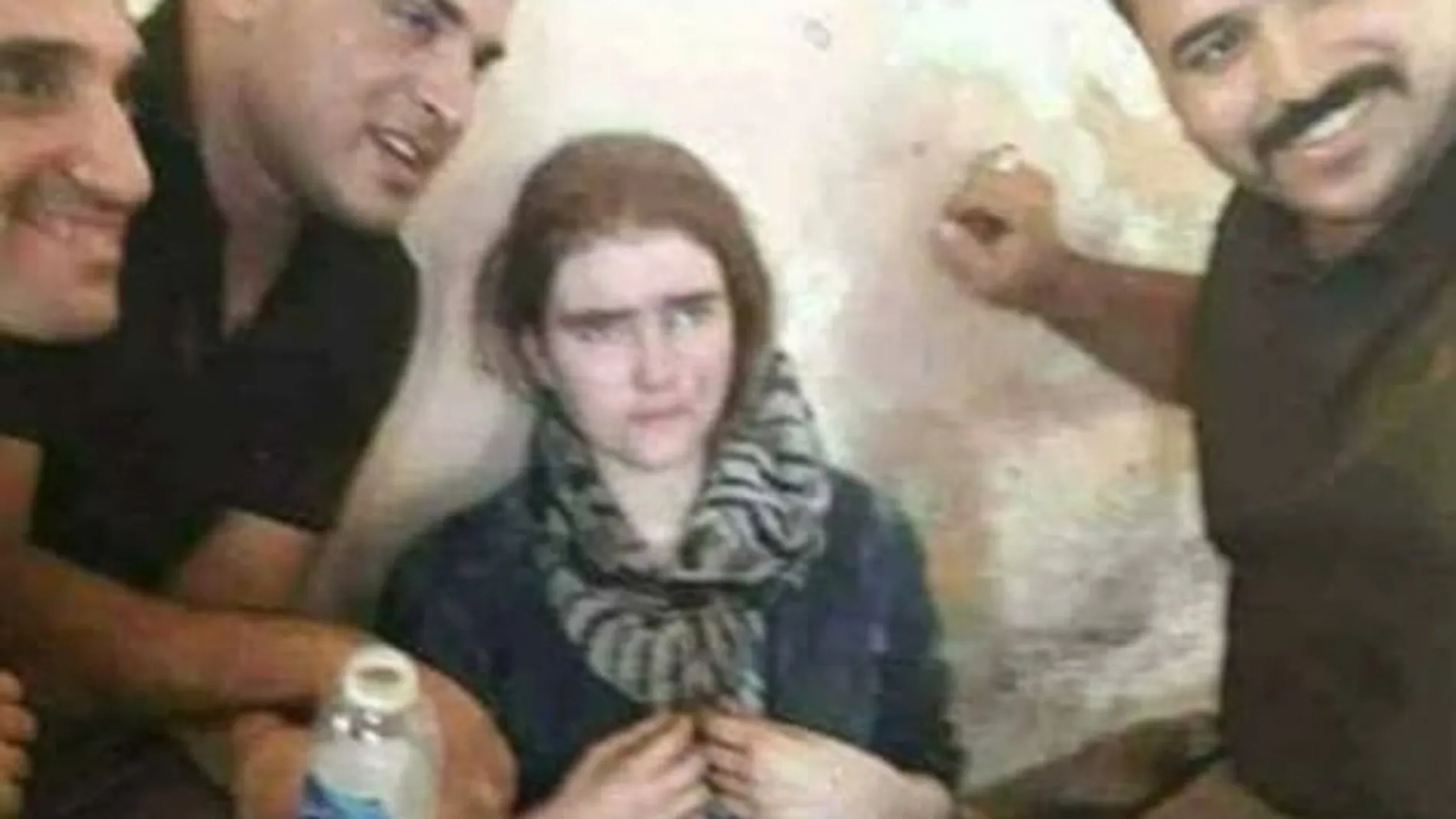 Imagen de la joven tras su detención en Mosul.