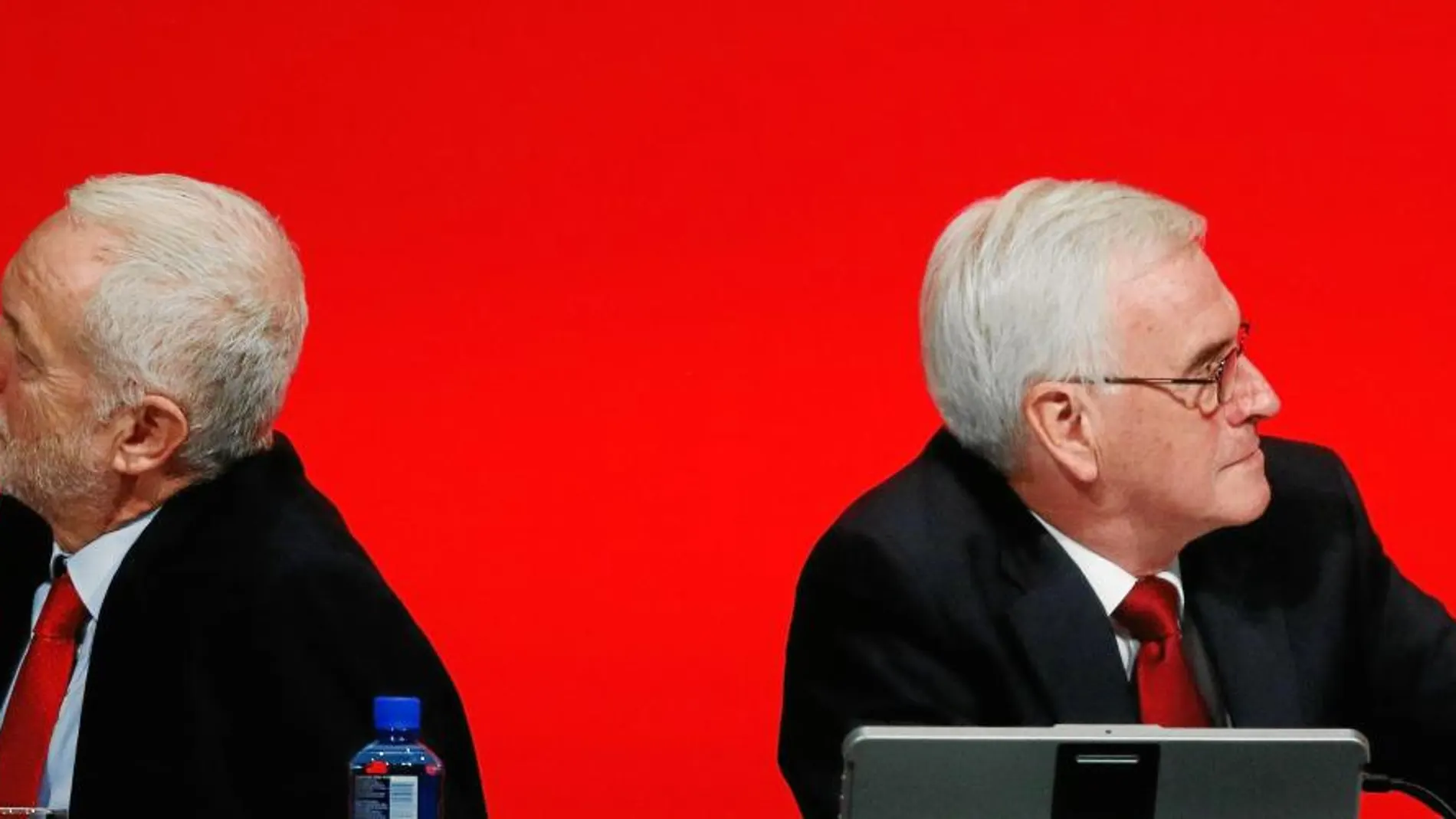 El líder laborista, Jeremy Corbyn, y el canciller en la sombra (ministro de Economía) laborista, John McDonnell, durante un acto de su partido ayer en Liverpool
