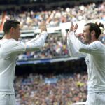 El delantero galés del Real Madrid Gareth Bale (d) y su compañero, el portugués Cristiano Ronaldo