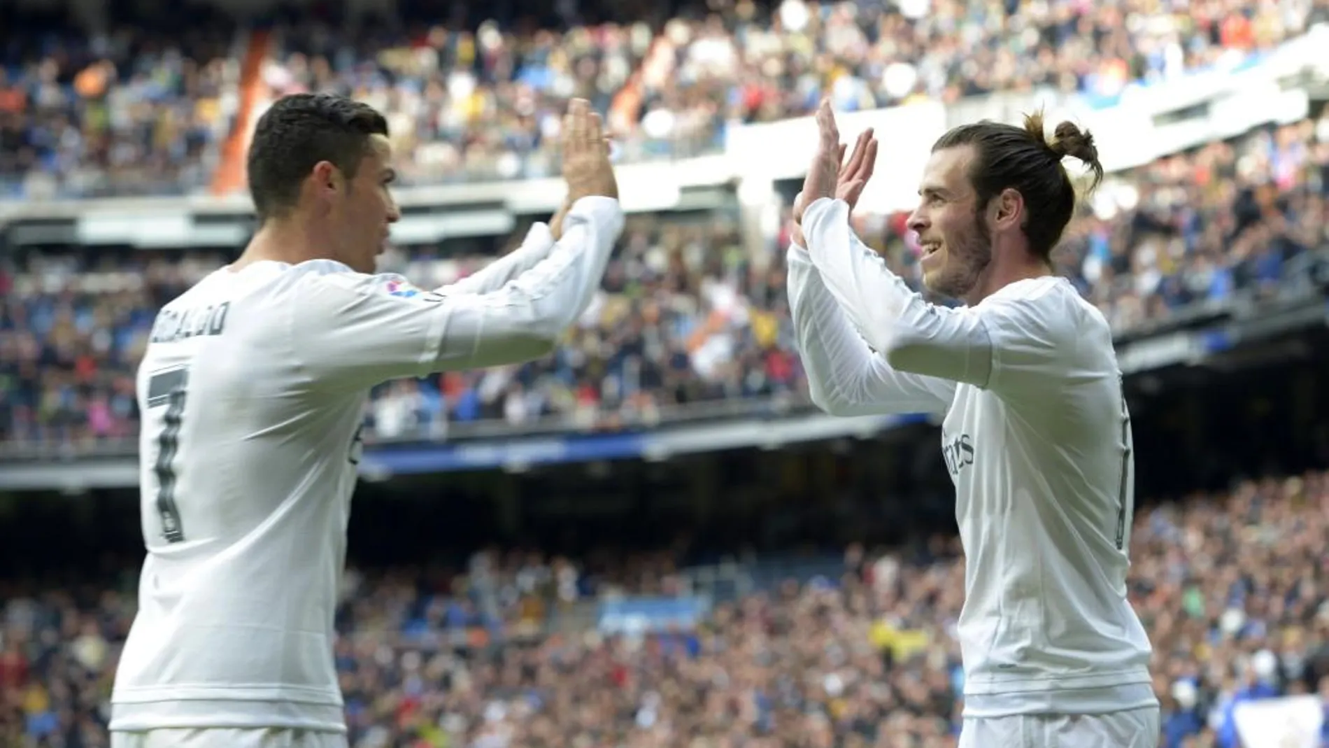 El delantero galés del Real Madrid Gareth Bale (d) y su compañero, el portugués Cristiano Ronaldo