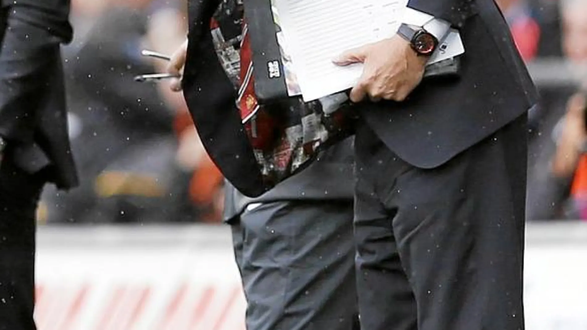 Van Gaal da instrucciones en un partido del Manchester United