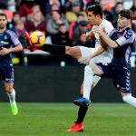 El defensa brasileño del Valencia, Gabriel Paulista, disputa el balón con el delantero del Valladolid Toni Villa / Foto: Efe
