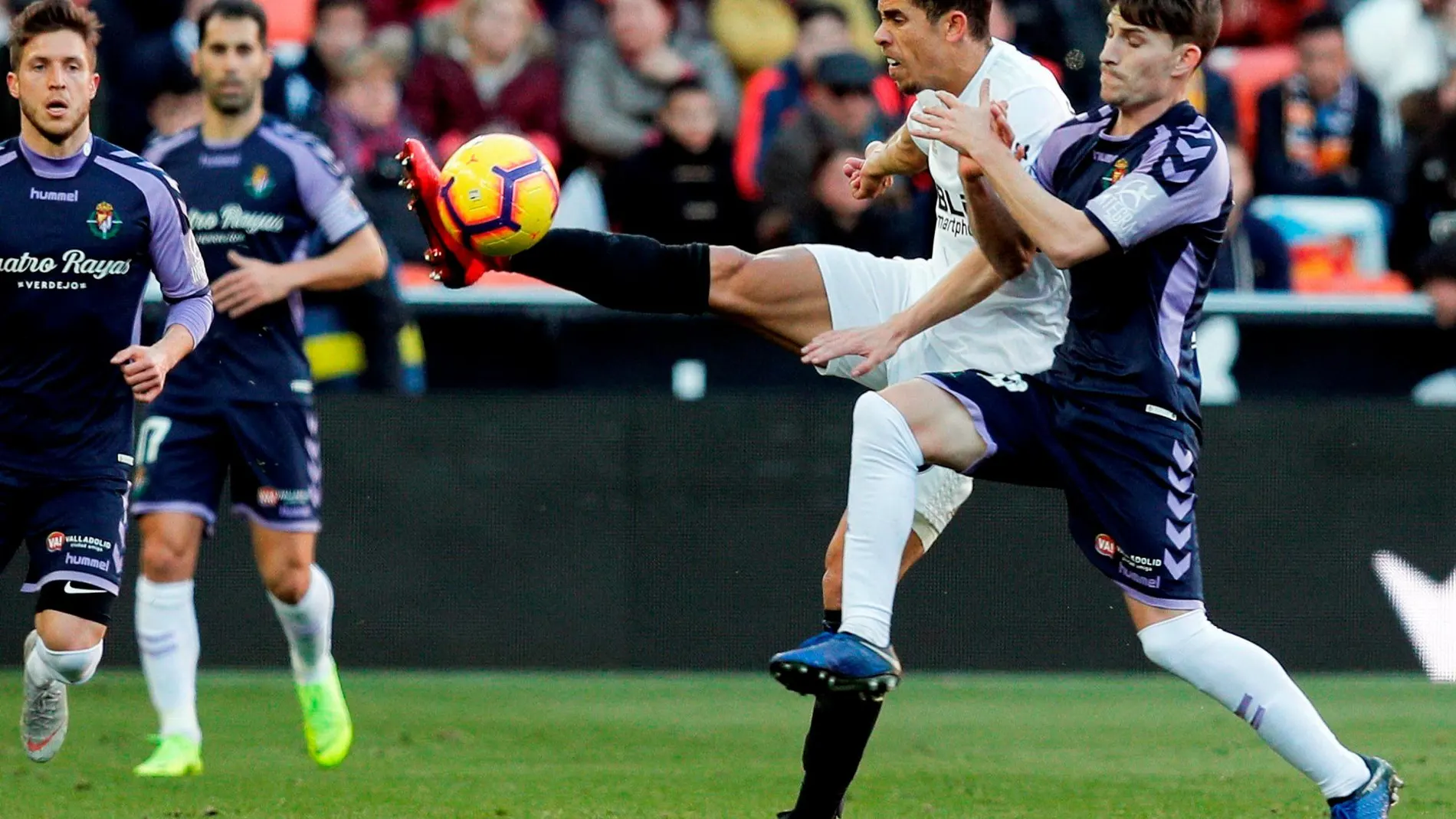 El defensa brasileño del Valencia, Gabriel Paulista, disputa el balón con el delantero del Valladolid Toni Villa / Foto: Efe