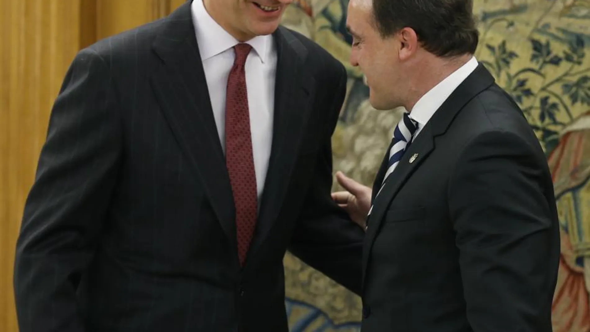El Rey Felipe VI conversa con el diputado de UPN Javier Esparza