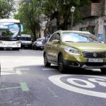 El tráfico tradicional ha quedado limitado a un carril en la calle Vallehermoso. Además, el Ayuntamiento ha reducido la velocidad a 30 kilómetros hora