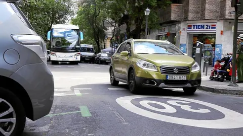 El tráfico tradicional ha quedado limitado a un carril en la calle Vallehermoso. Además, el Ayuntamiento ha reducido la velocidad a 30 kilómetros hora