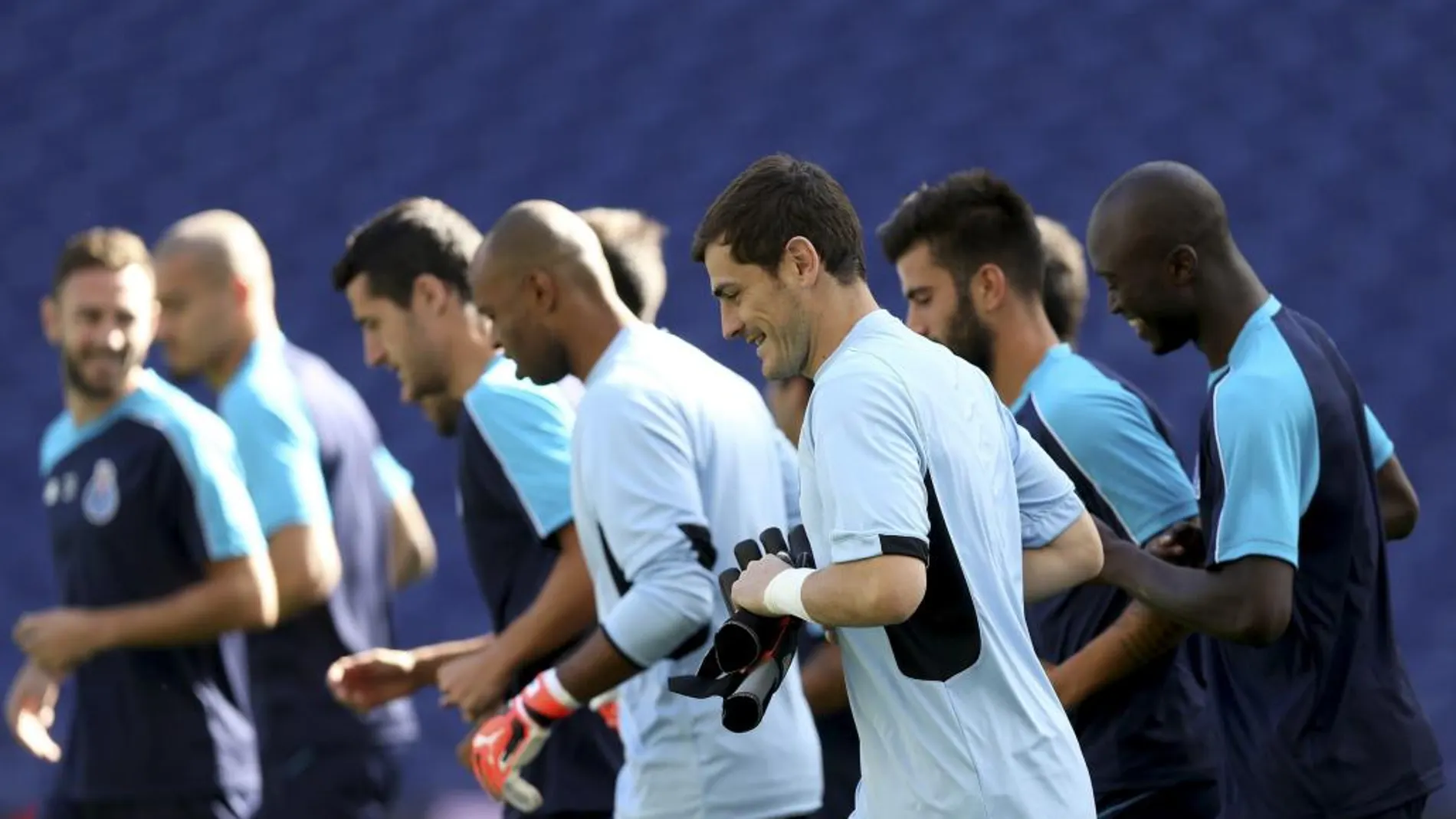 El portero del Oporto, el español Iker Casillas, (c), junto a sus compañeros, durante una sesión de entrenamiento