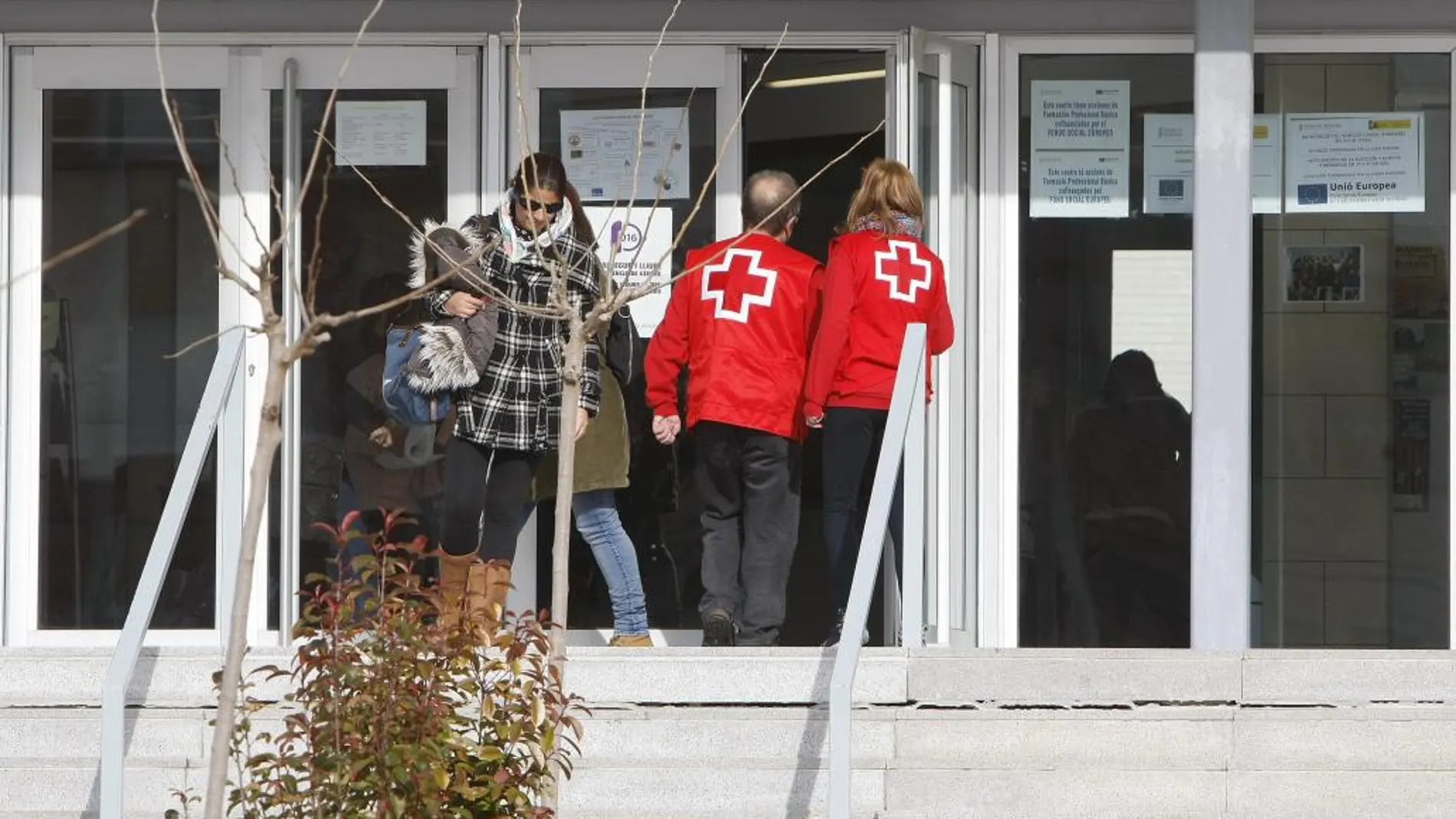 Sanitarios de Cruz Roja entran en el instituto Las Fuentes, de Villena, donde un joven hirió ayer a cinco compañeros con un cuchillo de cocina