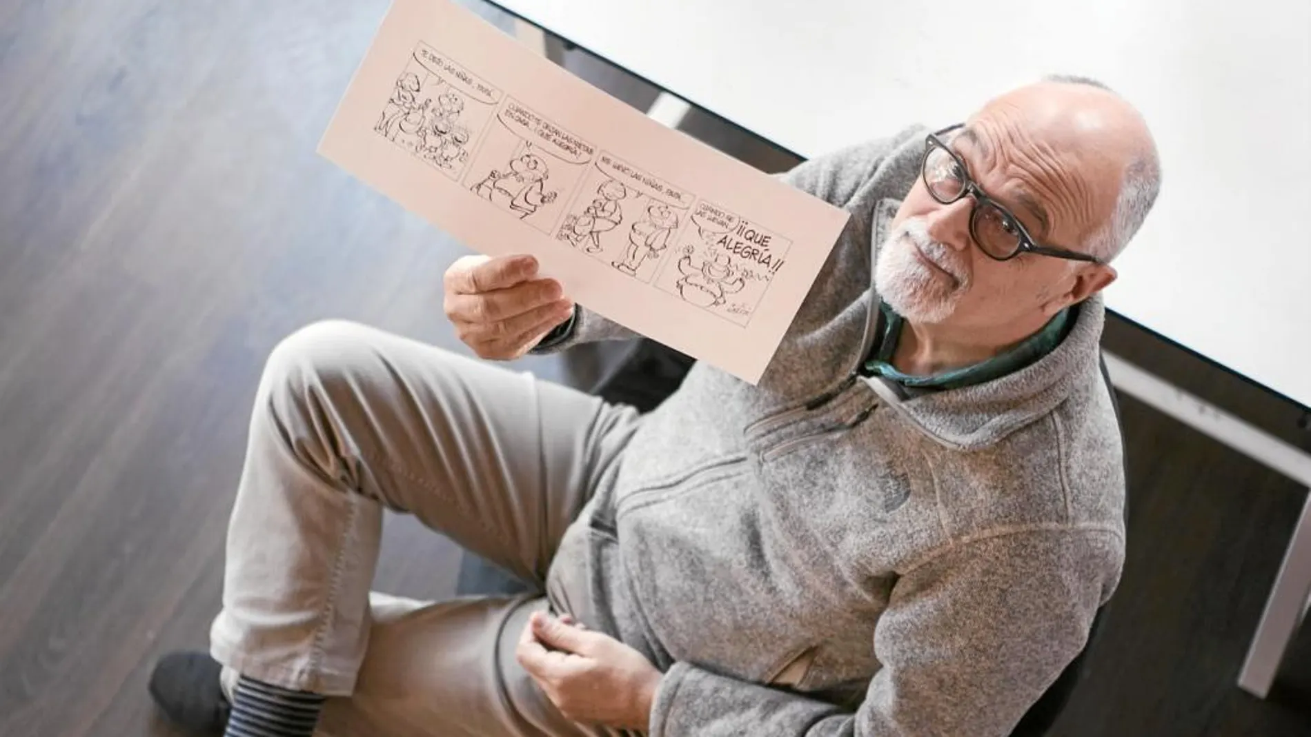 El dibujante José Luis Martín posa con una de las tiras de su nueva serie
