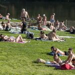 Varias personas disfrutan de las altas temperaturas registradas estos días en Orense, en los baños termales A Chavasqueira, junto al río Miño