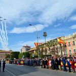La Patrulla Águila sobrevuela el cielo de Murcia y dibuja los colores de la bandera de España
