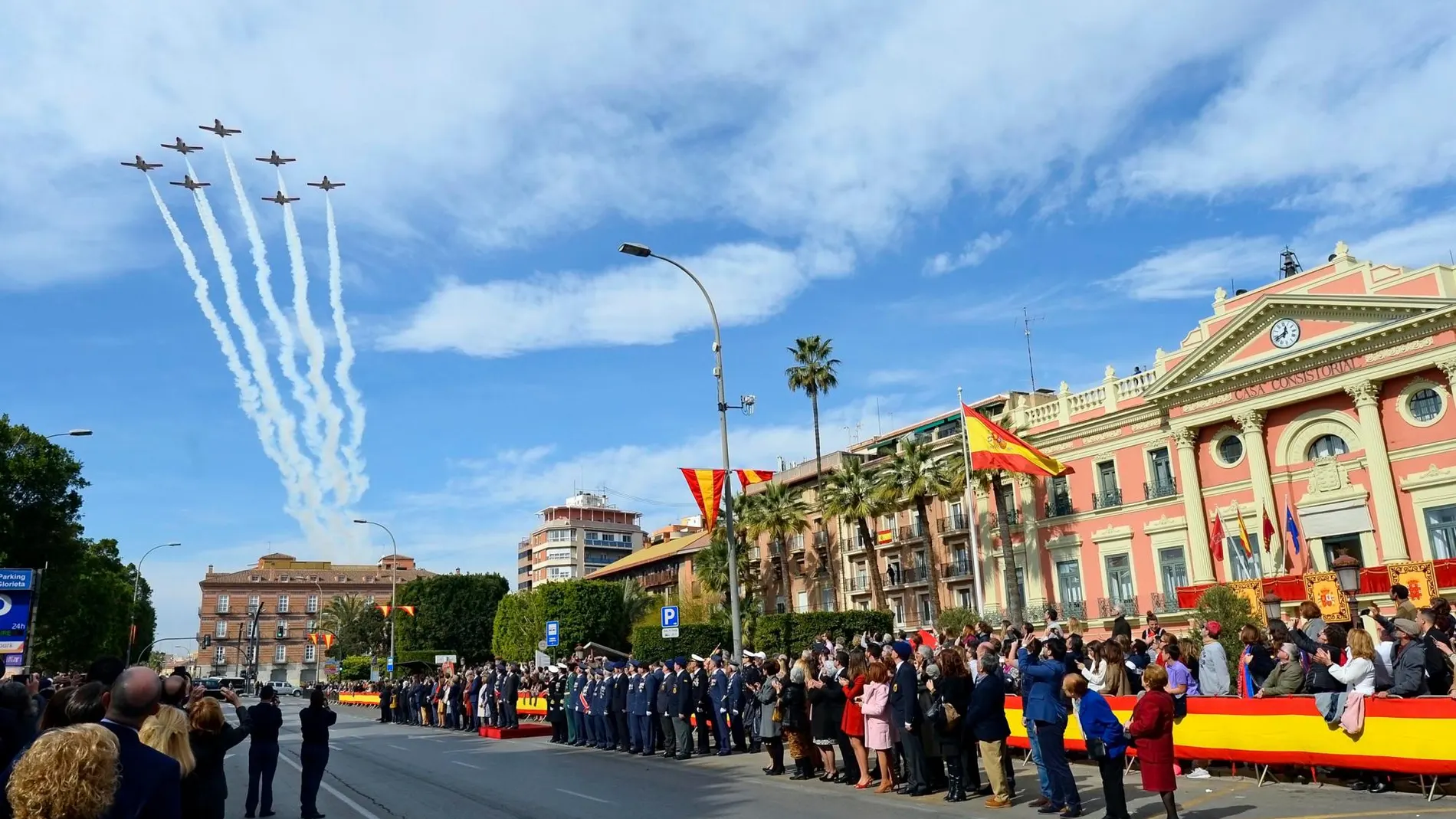 La Patrulla Águila sobrevuela el cielo de Murcia y dibuja los colores de la bandera de España
