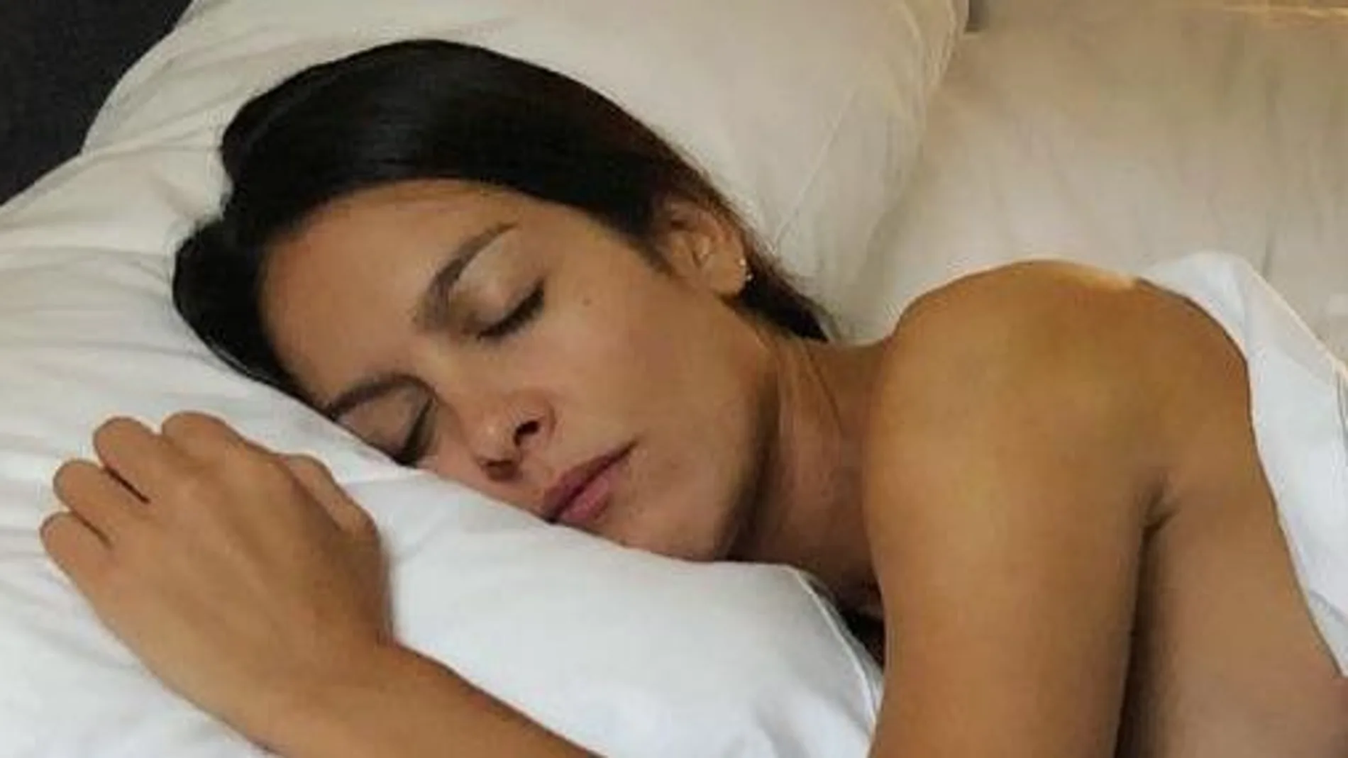 Lorena Castell nos muestra cómo duerme la siesta: completamente desnuda