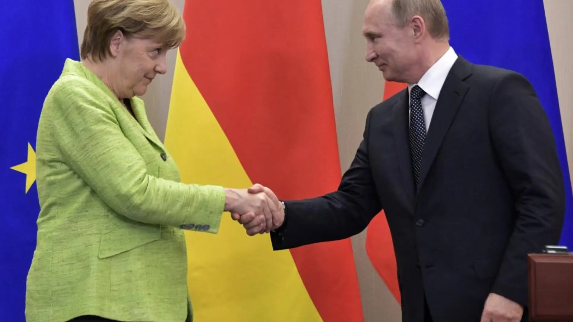 El presidente ruso, Vladimir Putin (d) y la canciller alemana, Angela Merkel (i) durante la rueda de prensa tras su encuentro en la residencia Bocharov Ruchei en Sochi.