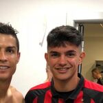 Cristiano Ronaldo posa junto al canterano del Milán, Raoul Bellanova