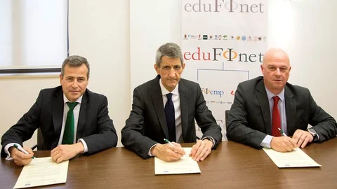 El presidente de la Fundación Caja Duero, José María de la Vega; el director del Proyecto Edufinet y director general de Secretaría General y Técnica de Unicaja Banco, José M. Domínguez, y Francisco Cañadas, Responsable del Servicio de Publicaciones y Premios de la Fundación Unicaja, durante la firma del convenio