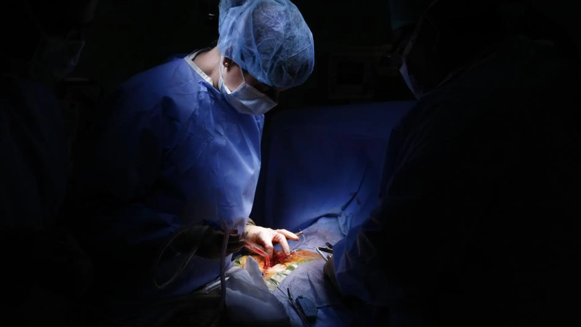 Operación quirúrgica en un hospital, en una imagen de archivo