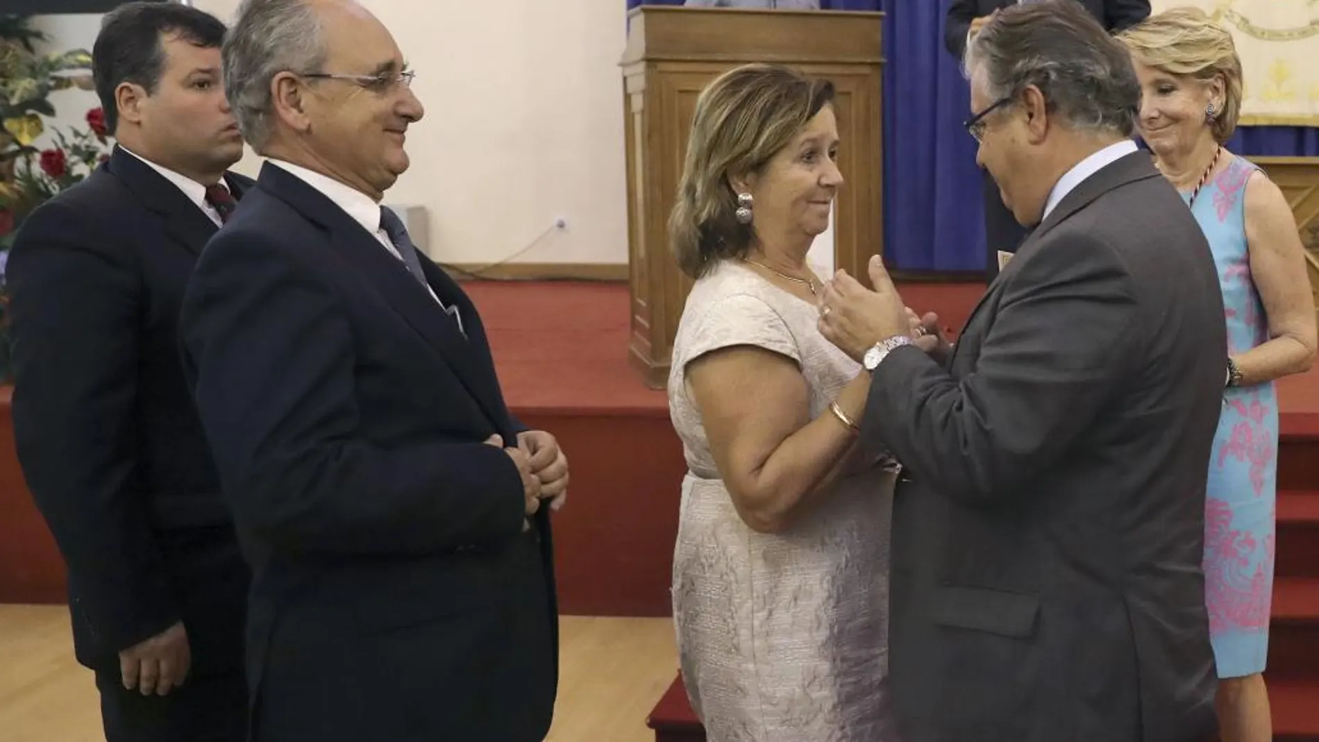 El ministro del Interior, Juan Antonio Zo¡ido, saluda a los padres de Ignacio Echeverria