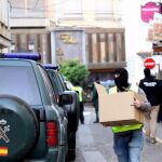 Agentes de la Guardia Civil, durante el registro de la peluquería en la que trabajaba el marroquí detenido esta madrugada en Calahorra (La Rioja), por supuestos delitos de enaltecimiento y difusión de propaganda de la organización terrorista Daesh