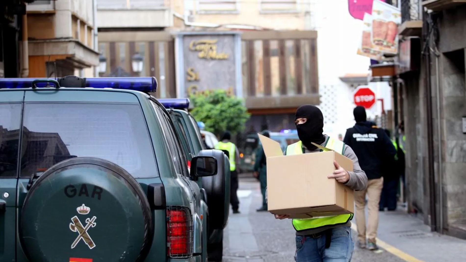 Agentes de la Guardia Civil, durante el registro de la peluquería en la que trabajaba el marroquí detenido esta madrugada en Calahorra (La Rioja), por supuestos delitos de enaltecimiento y difusión de propaganda de la organización terrorista Daesh