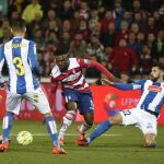 El defensa del Espanyol Álvaro González (2d) y el delantero nigeriano del Espanyol Isaac Success (c)