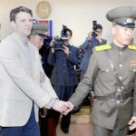 El estudiante estadounidense Otto Warmbier, esposado durante su juicio en un tribunal de Corea del Norte en 2016