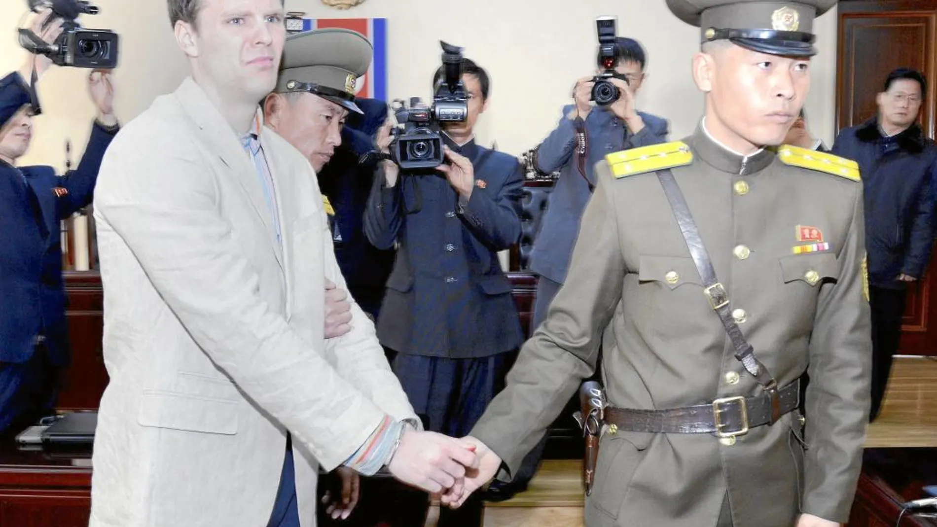 El estudiante estadounidense Otto Warmbier, esposado durante su juicio en un tribunal de Corea del Norte en 2016