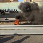 Protestas en Navantia. Los trabajadores de astilleros cortan las carreteras en contra de anular el contrato para construir cinco corbetas/ Foto: Efe