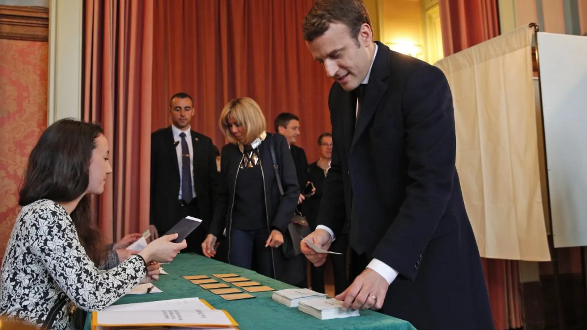 Emmanuel Macron vota en Le Touquet