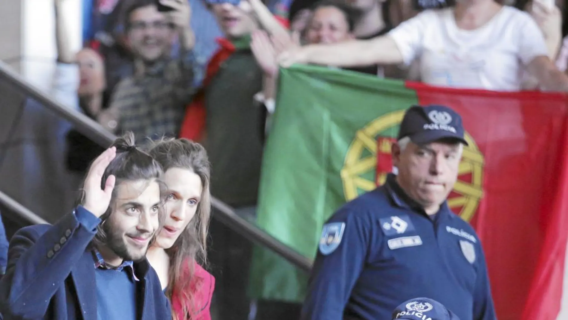 Sobral, escoltado y rodeado de fans tras su llegada a Portugal