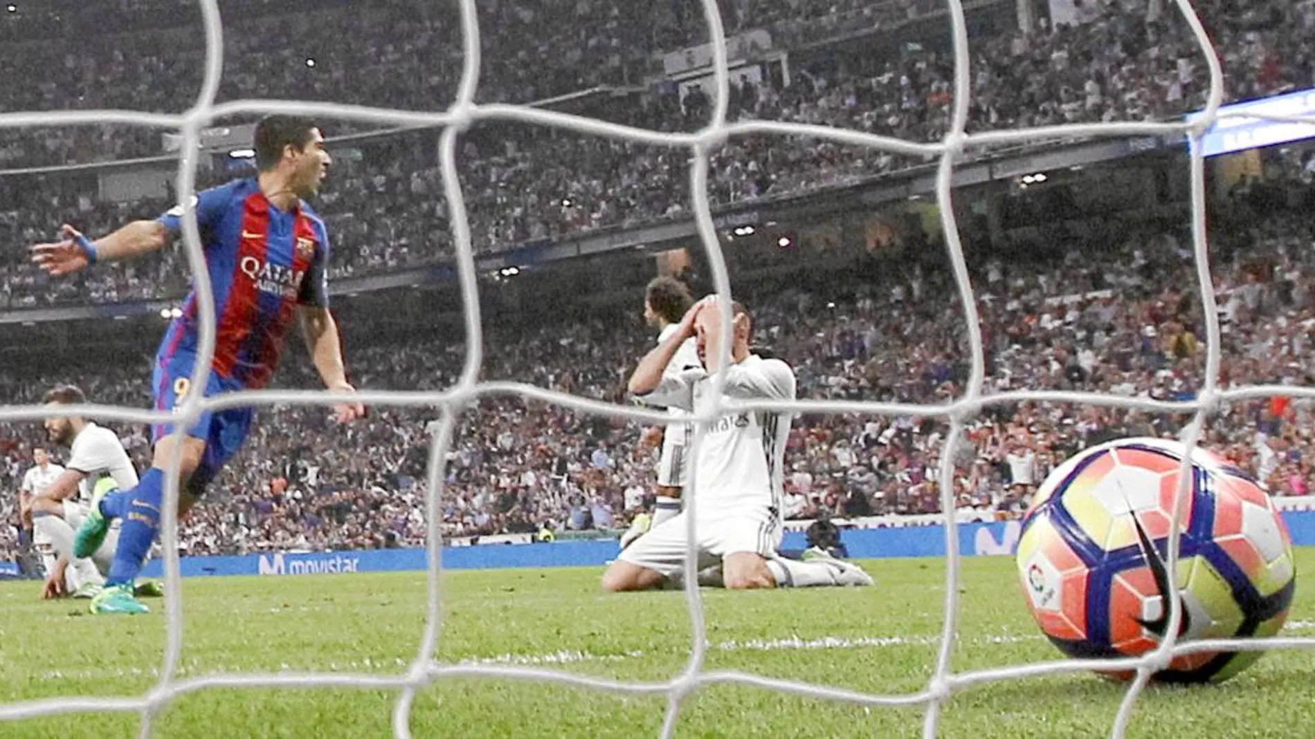 Instante en el que entra el gol definitivo de Messi para alegría del barcelonista Luis Suárez