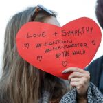 Una joven muestra sus condolencia por el atentado de Londres