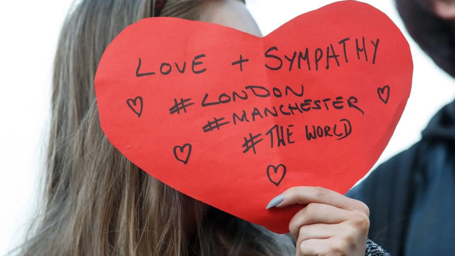 Una joven muestra sus condolencia por el atentado de Londres