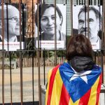 Fotos de los políticos catalanes presos en la plaza Schuman frente a la sede de la Comisión Europea en Bruselas, ayer.