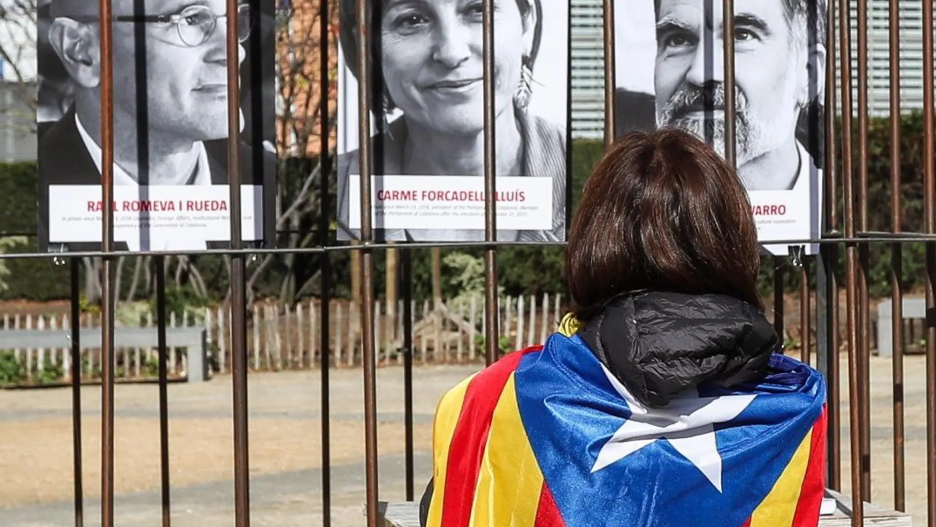 Fotos de los políticos catalanes presos en la plaza Schuman frente a la sede de la Comisión Europea en Bruselas, ayer.