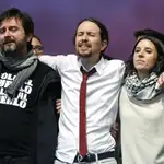 El líder de Podemos, Pablo Iglesias, junto a sus compañeros de partido Rafael Mayoral (i) e Irene Montero