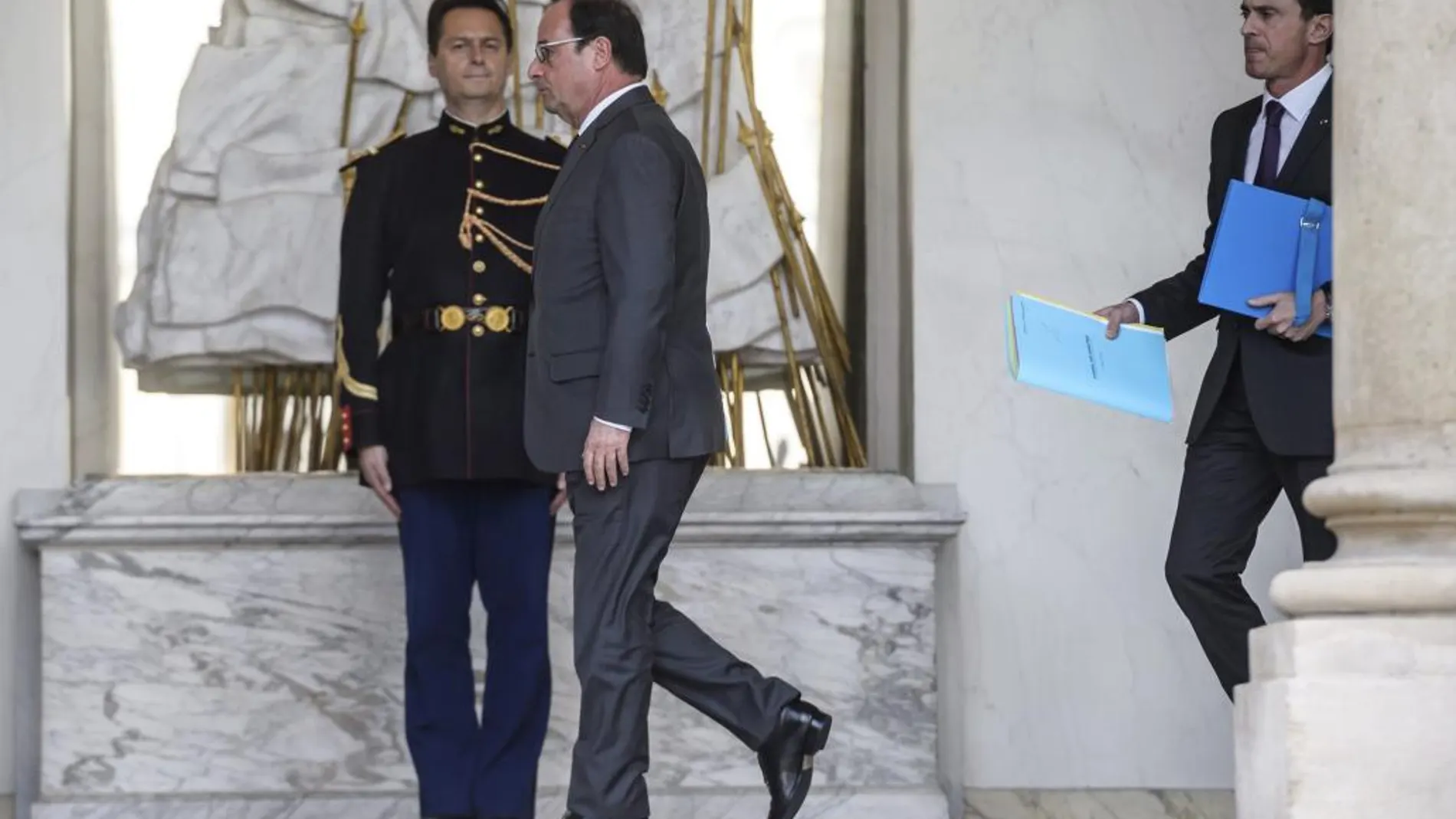 El presidente galo, François Hollande y el primer ministro francés, Manuel Valls, tras el Consejo de Ministros celebrado en el Palacio del Elíseo en París