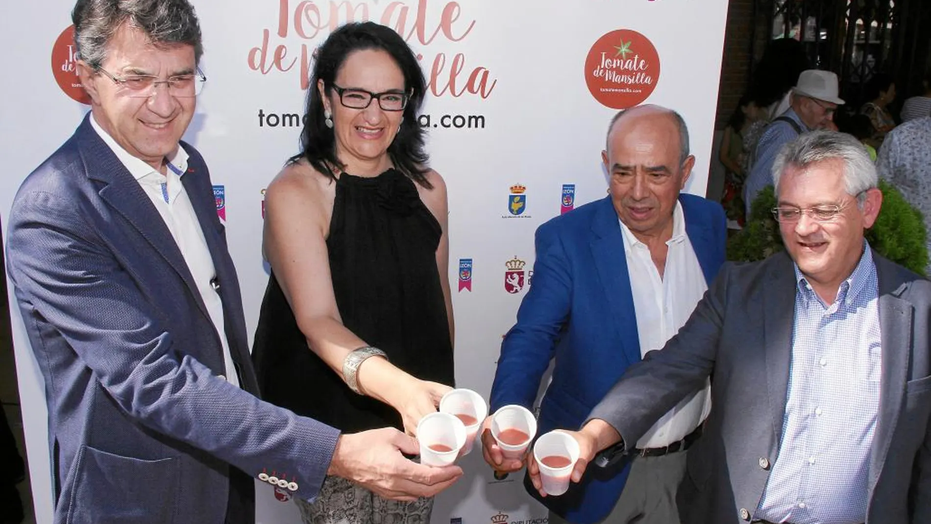 A la izquierda, el presidente de la Diputación, Juan Martínez Majo brinda con zumo de tomate con la subdelegada del gobierno, Teresa Mata, el alcalde de Mansilla, José Luis Méndez y el diputado José Miguel Nieto.