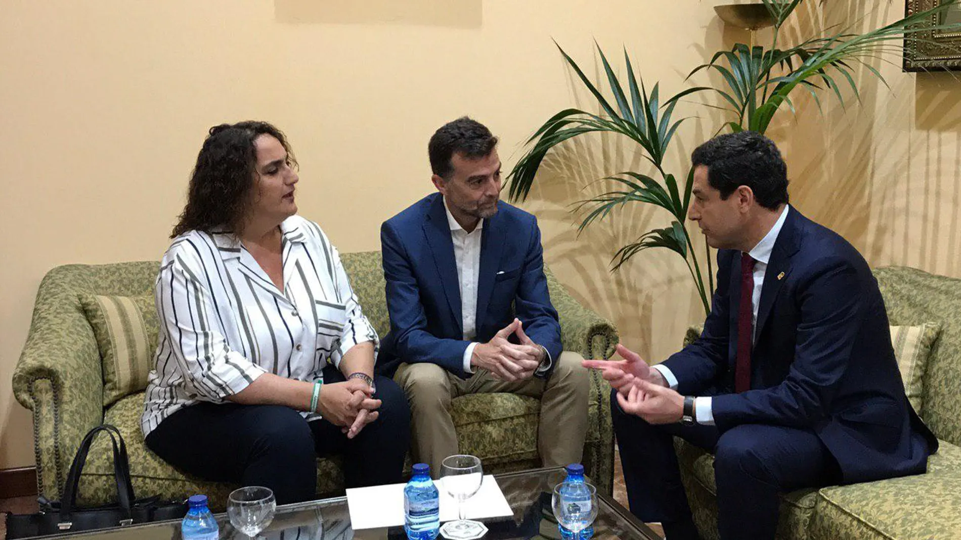 Juanma Moreno se reunión con diputados de Adelante Andalucía / Foto: La Razón