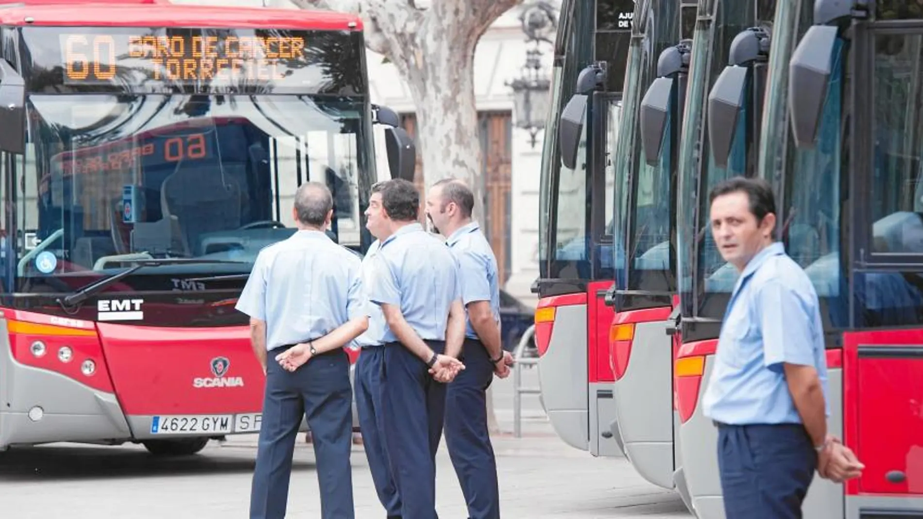 Conductores y revisores de la EMT «pueden y deben» pedir identificación cuando se muestre un bono personalizado