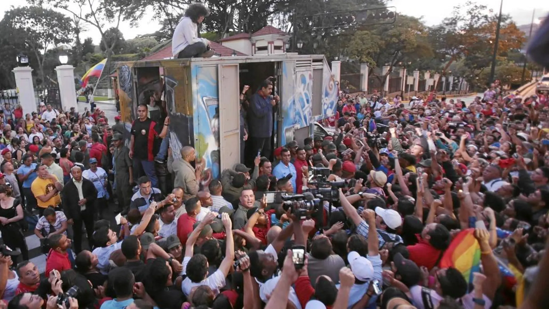 Nicolás Maduro habla ante sus seguidores a las puertas del palacio presidencial, en Caracas