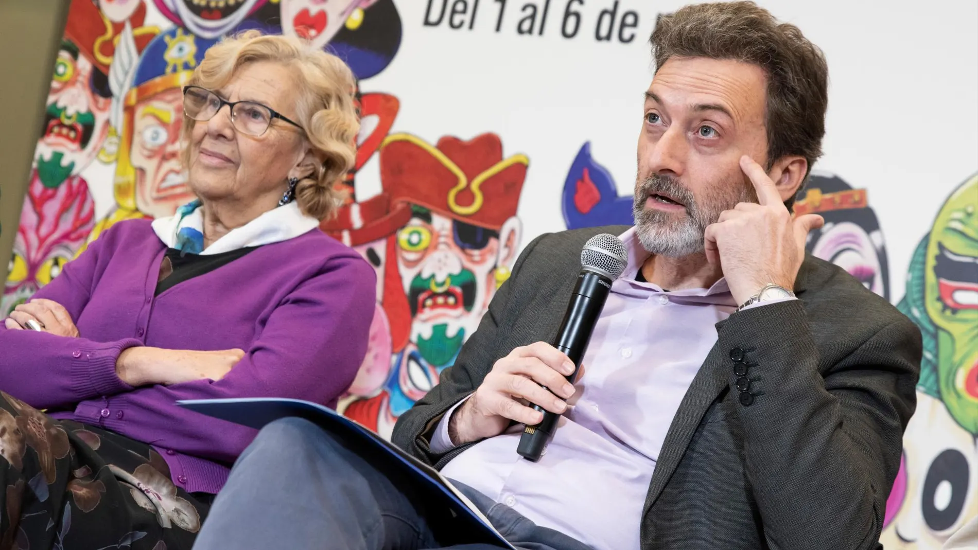 Mauricio Valiente junto a la alcaldesa de Madrid, Manuela Carmena, durante presentación de la programación del carnaval 2019 en el Mercado de Prosperidad, el pasado 22 de febrero