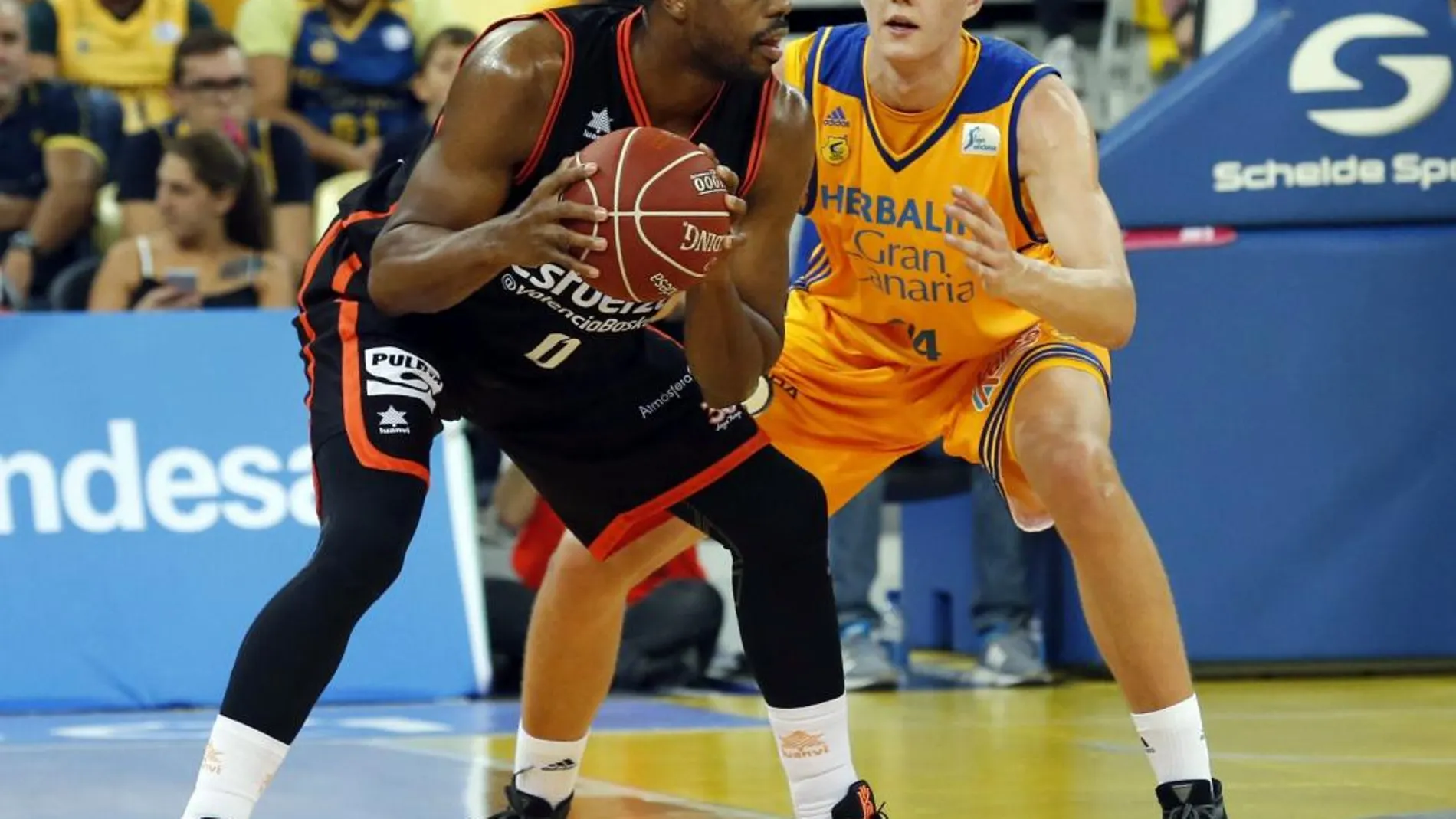El pívot lituano del Herbalife Gran Canaria Anzejs Pasecniks y el ala-pívot estadounidense del Valencia Basket Club Will Thomas
