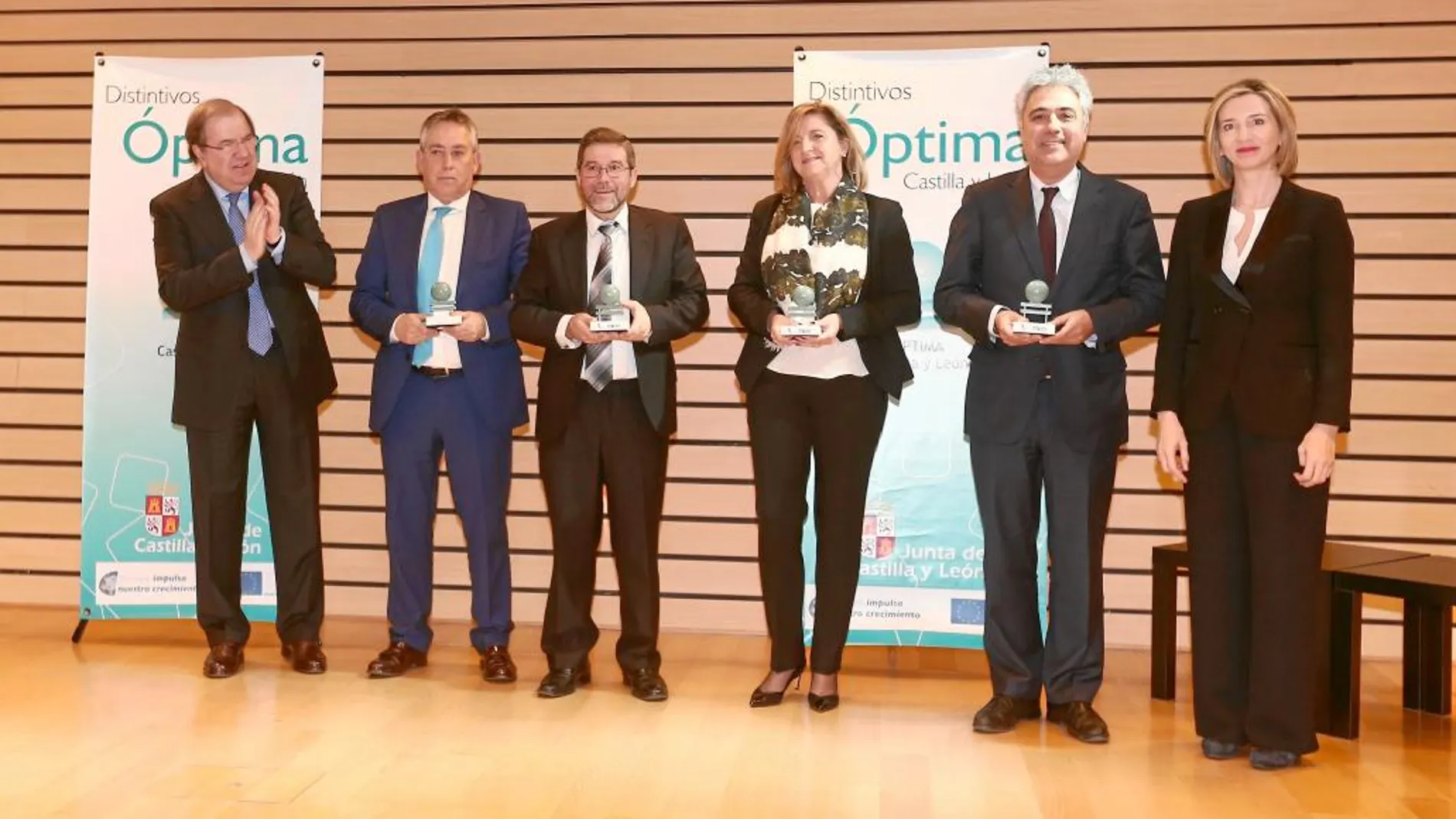 Foto de familia con los representantes de las cuatro empresas galardonadas, el presidente de Castilla y León, Juan Vicente Herrera y la consejera de Familia, Alicia García