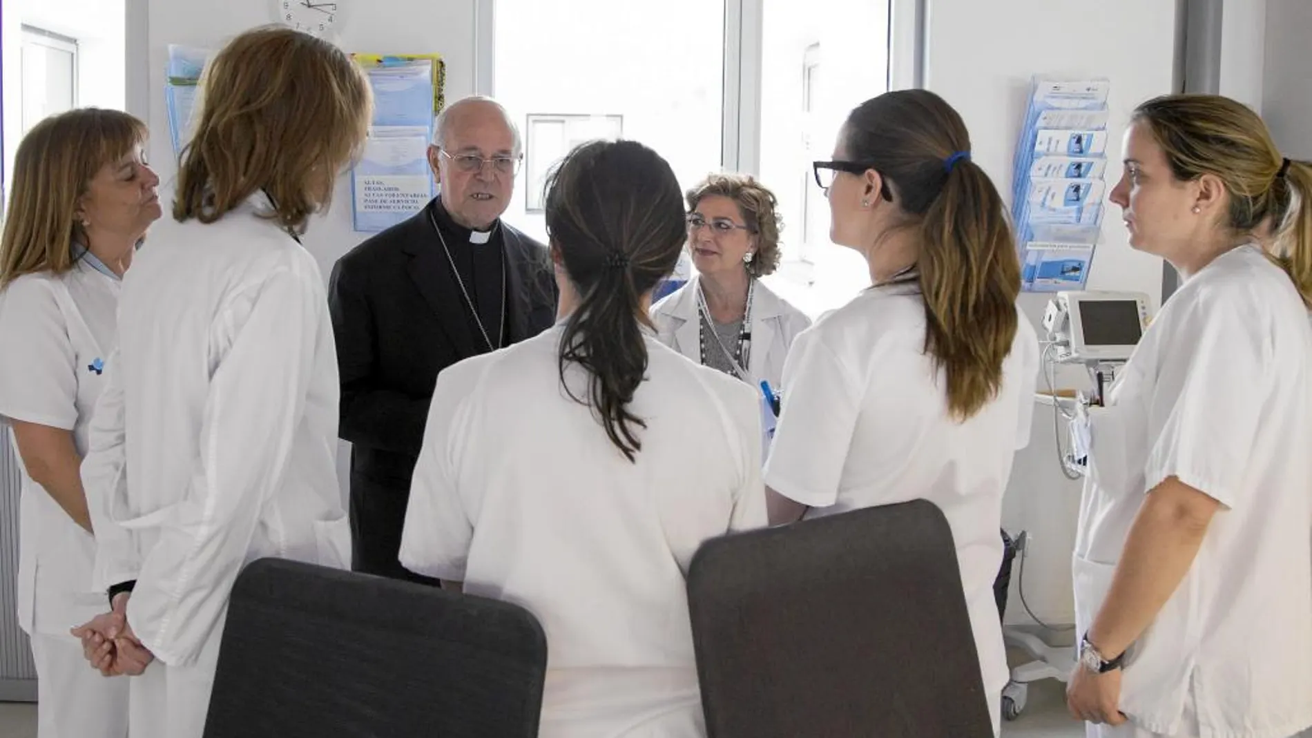 El arzobispo de Valladolid, Ricardo Blázquez, conversa con un grupo de médicos del Hospital Universitario «Río Hortega»