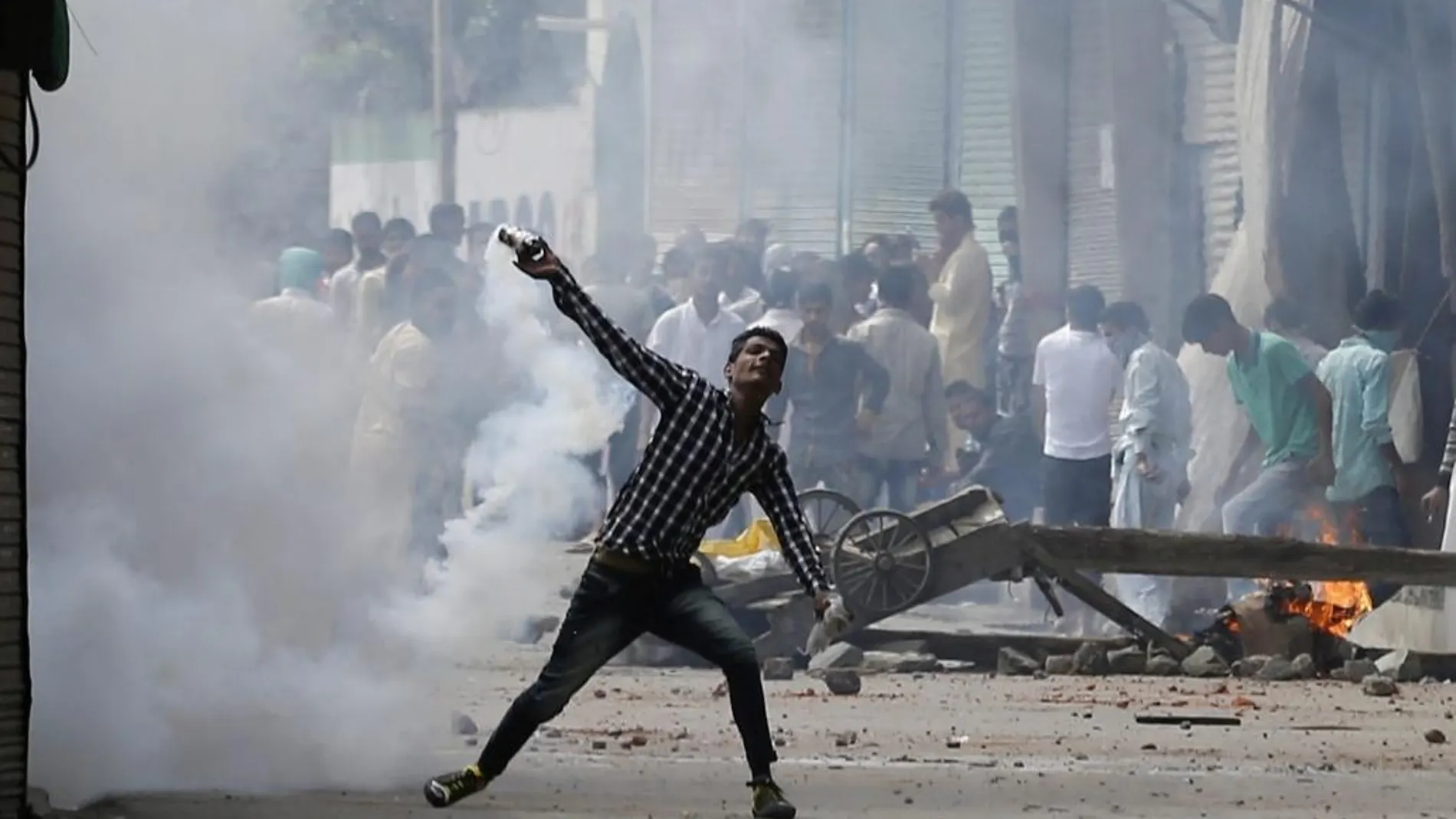 Un joven lanza piedras contra la policía india durante unas revueltas en Srinagar.