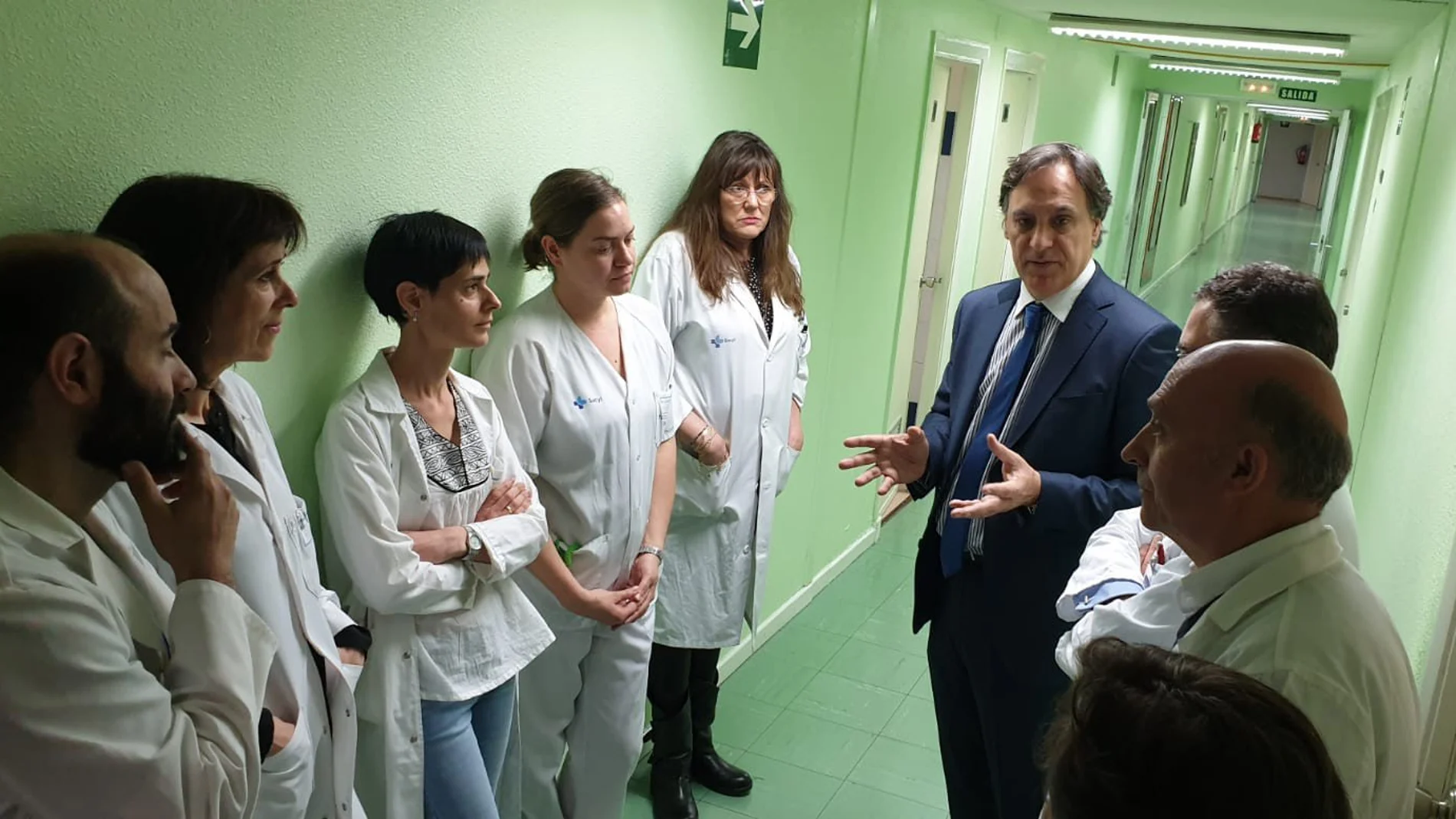 El alcalde Carlos García Carbayo visita el Servicio de Psiquiatría del Hospital salmantino