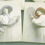 En un buen estado de conservación las 32 postales siguen la moda de la época con figuras de señoritas haciendo deporte. «Deseando pasen pronto los días para tener el gusto de verla le saluda y le quiere de veras, Franco», se lee en la postal inferior
