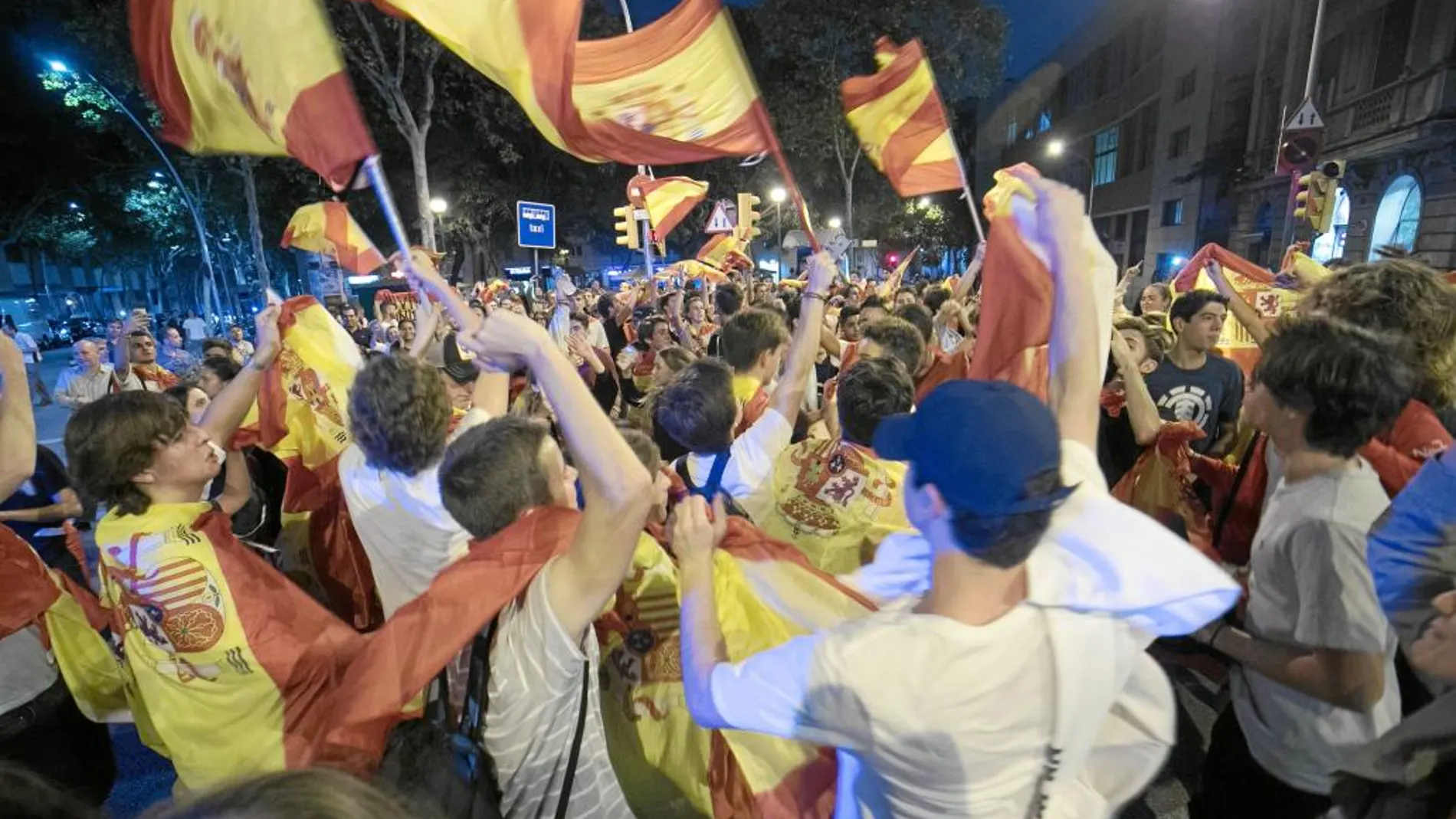Un grupo de jóvenes catalanes calienta motores en las calles de Barcelona preparando la manifestación por la Unidad prevista para mañana